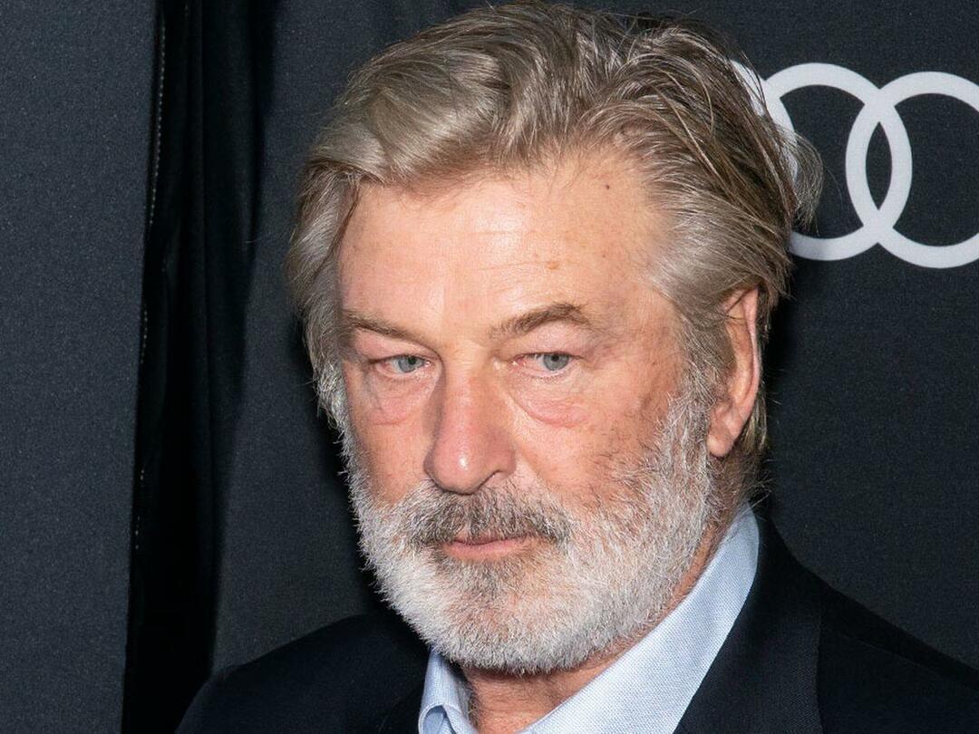 Alec Baldwin, ktorý bol vrahom pri nakrúcaní filmu Rust, zažaloval filmový štáb Rust!