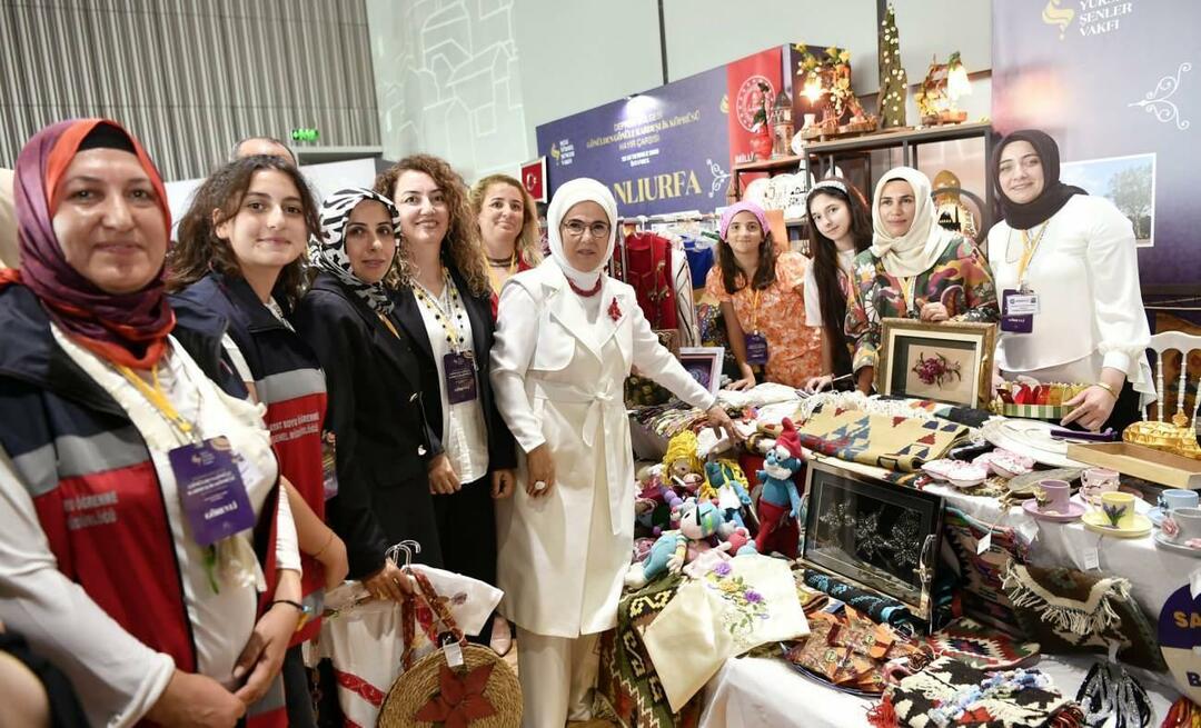 Emine Erdoğan sa stretla s obeťami zemetrasenia v nadácii Şule Yüksek Şenler Foundation