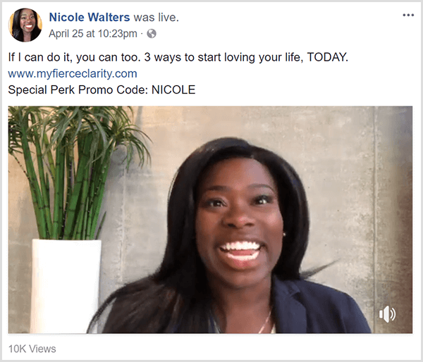 Nicole Walters zdieľa živé video na Facebooku propagujúce jej kurz Fierce Clarity. Vystupuje v obchodnom oblečení pred neutrálnou stenou a vysokou bambusovou rastlinou v bielom kvetináči.