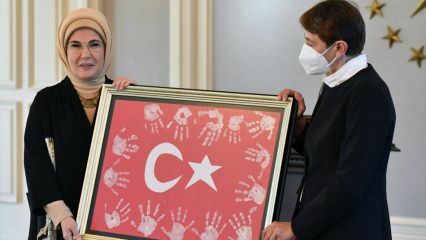 Prvá dáma Erdoğan sa stretla s učiteľmi!