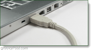 zapojte kábel USB z telefónu do portu počítača