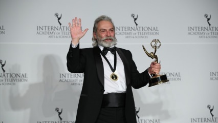  Ocenený herec Emmy Haluk Bilginer je naďalej hrdý! 