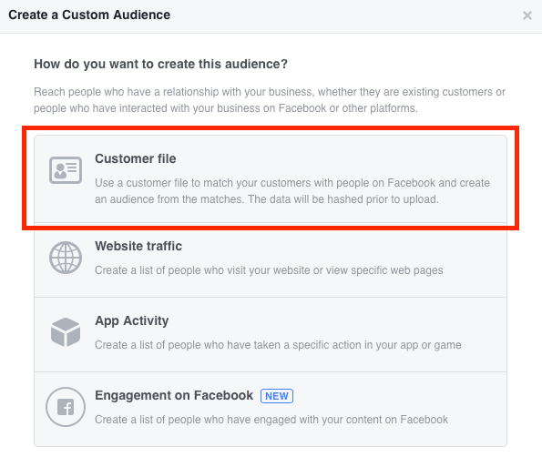 Pri vytváraní vlastného e-mailového publika na Facebooku vyberte položku Zákaznícky súbor.