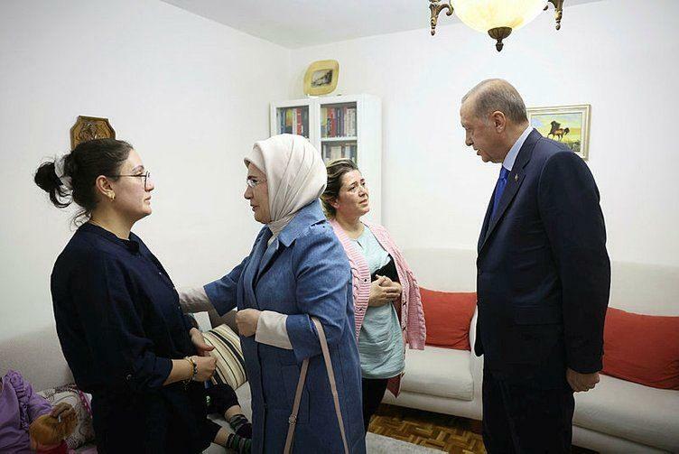 Prezident Recep Tayyip Erdoğan a jeho manželka Emine Erdoğan navštívili rodinu, ktorá prežila zemetrasenie
