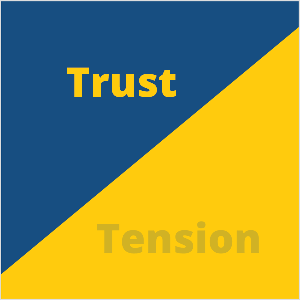 Toto je štvorcová ilustrácia pozorovania Setha Godina, že niektoré spoločnosti sa snažia eliminovať napätie vo svojom marketingu. Štvorec je modrý trojuholník vľavo hore a žltý trojuholník vpravo dole. V modrom trojuholníku má žltý text nápis Dôvera. V žltom trojuholníku modrý text hovorí Napnutie, ale je takmer priehľadný a bledne do žltého pozadia.
