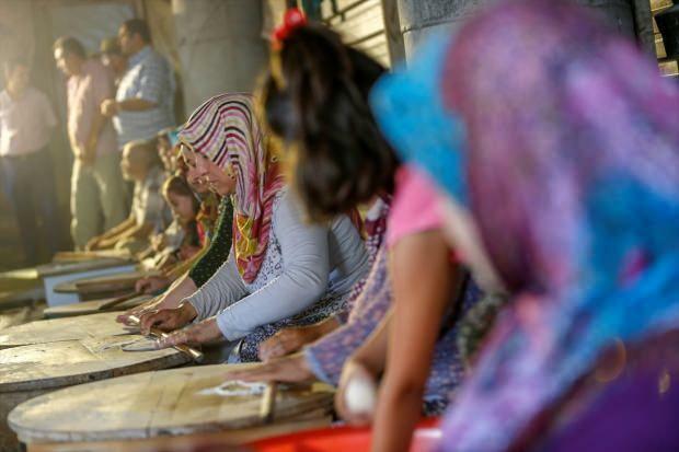 70 žien z Antalye predáva palacinky a vyrába mešity