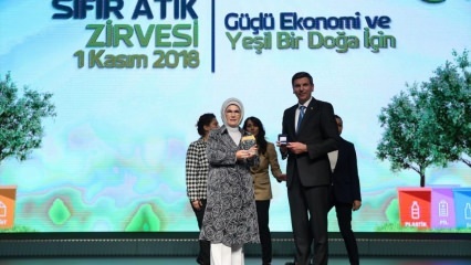 First Lady Erdoğan: Smetiarske vozidlo nevstúpi do Kulliye