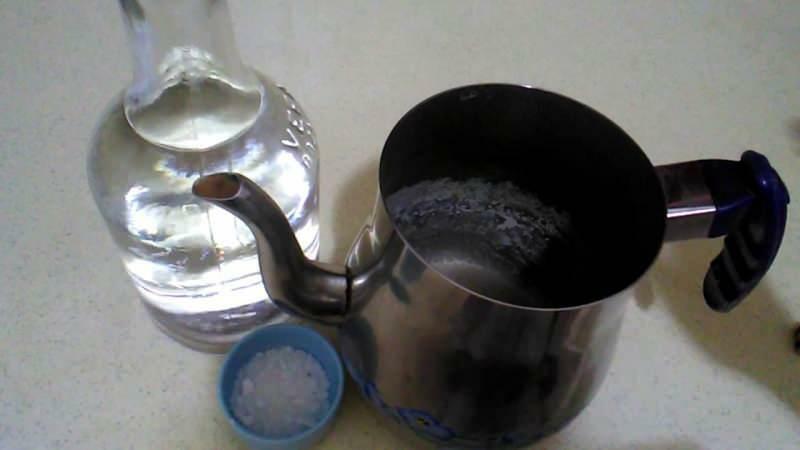 Odstraňovanie vodného kameňa z čajníka pomocou octu