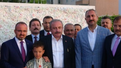 Politický svet sa stretol na obriezke synov viceprezidenta skupiny AK strany Bülenta Turana