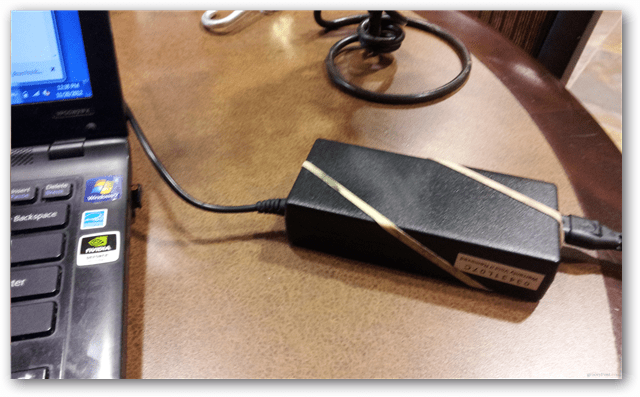 gumová páska na notebooku tehla