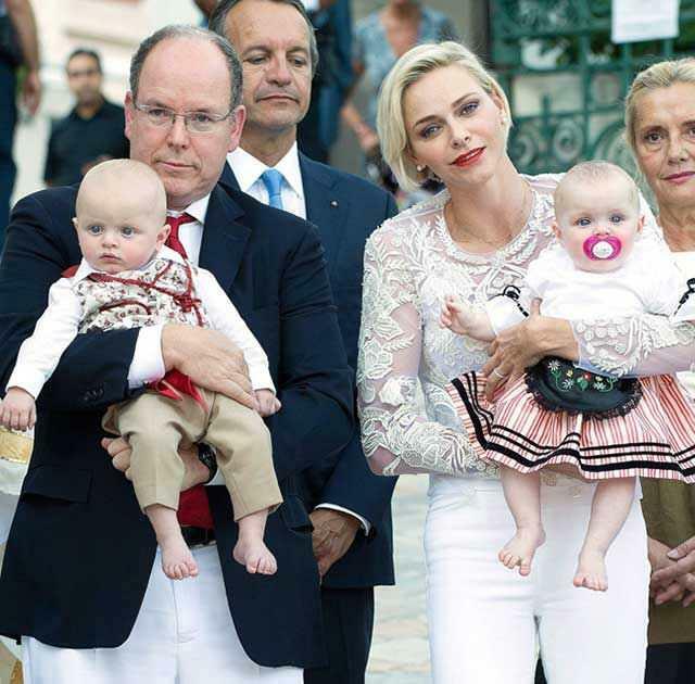 Monacké knieža Albert, princezná Charlene a ich dvojičky