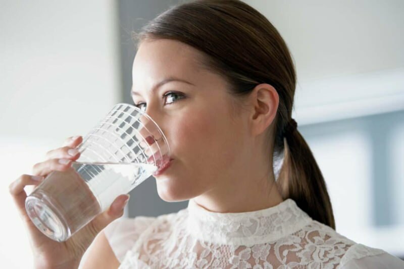 spotreba vody umožňuje vírusy v tele odstrániť z tela v krátkom čase