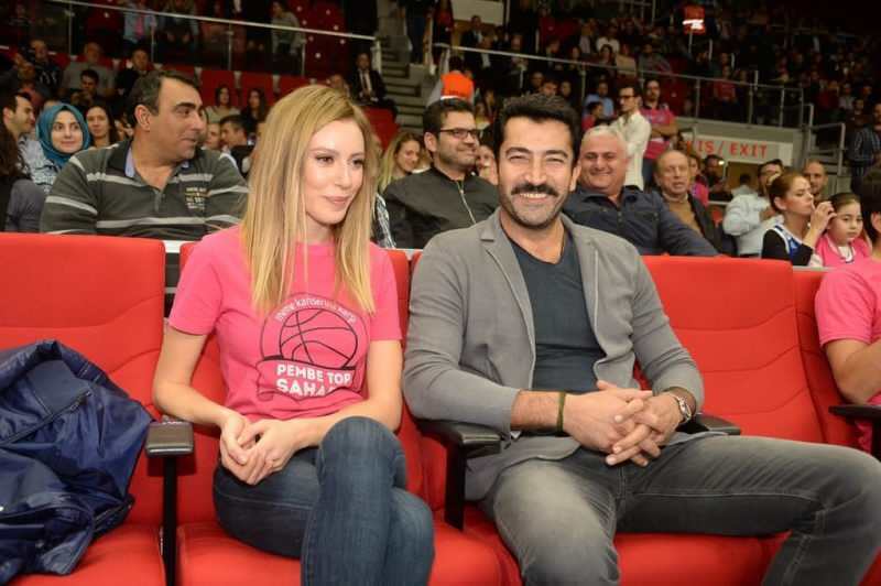 z ružového koša, na ktorom sa zúčastnili Sinem Kobal a jeho manželka Kenan Imirzalıoğlu 
