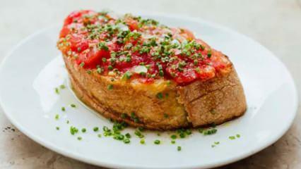 Nepostrádateľný recept španielskej kuchyne! Ako pripraviť pan con tomate? Recept na paradajkový chlieb