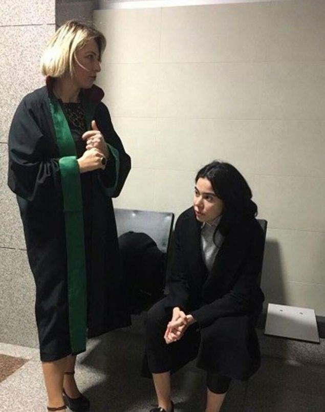 Asena Atalayová bola prvýkrát videná v súdnej sieni