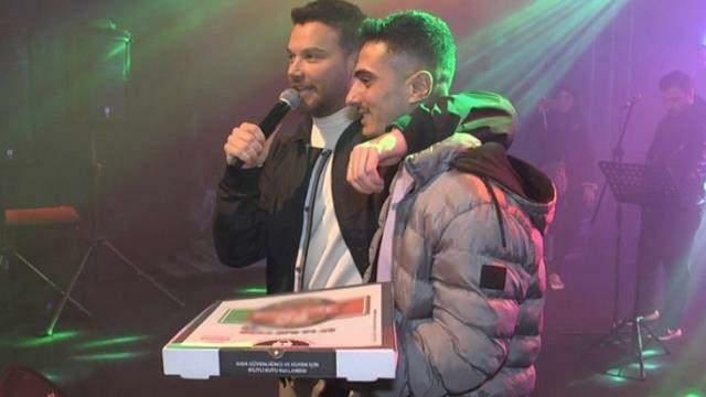 Sinan Akçıl zaspieval na koncert pizzu! Splnil sen svojej fanúšičky...