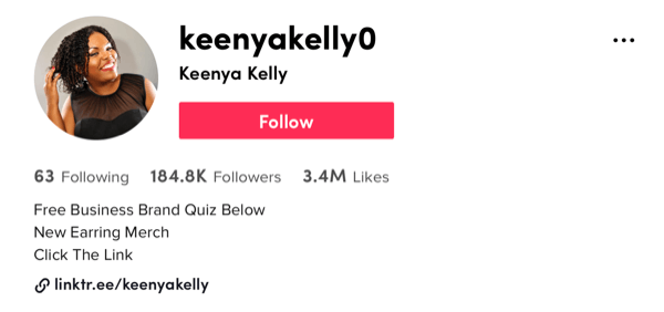 príklad obrazovky profilu @ keenyakelly0 tiktok zobrazujúci 184,8 000 sledovateľov a 3,4 milióna hodnotení páči sa mi popis ponúkajúci bezplatný kvíz, nový tovar s náušnicami a výzvu na akciu pre kliknutie na jej profil linktr.ee odkaz