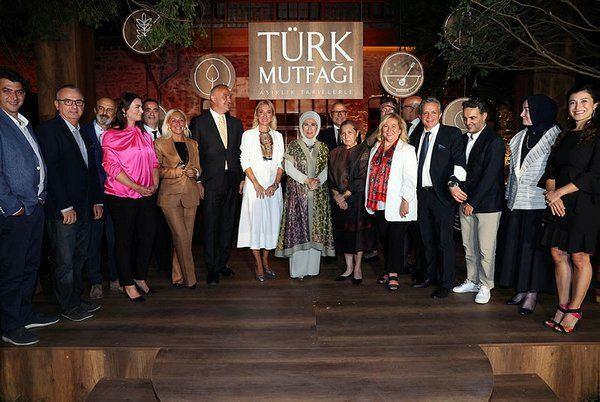 Vyšlo pod dohľadom Emine Erdoganovej! Kniha Turecká kuchyňa so storočnými receptami v 2 pobočkách...