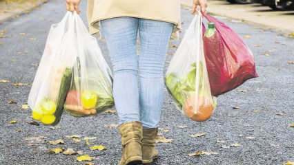 Kam majú byť plastové tašky uložené doma? Ako skladovať potraviny a tašky?