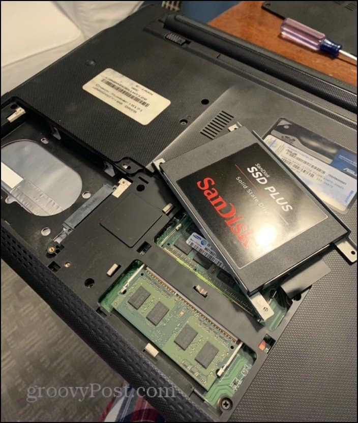 odstrániť pevný disk notebooku