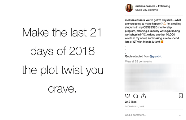 Toto je screenshot príspevku na Instagrame od Melissy Cassery. Má biele pozadie a čiernymi písmenami hovorí: „Za posledných 21 dní roku 2018 urobte zápletku, po ktorej túžite.“