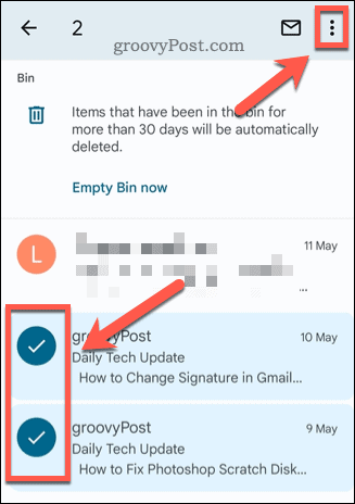 Výber e-mailov v priečinku koša Gmailu