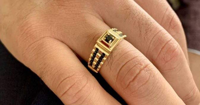 Je zlatý prsteň mužom zakázaný?