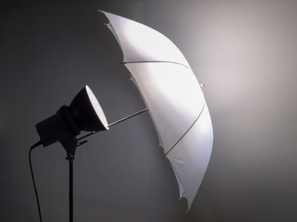 Dáždnik pomáha vytvárať mäkké a lichotivé svetlo pre vaše videá.