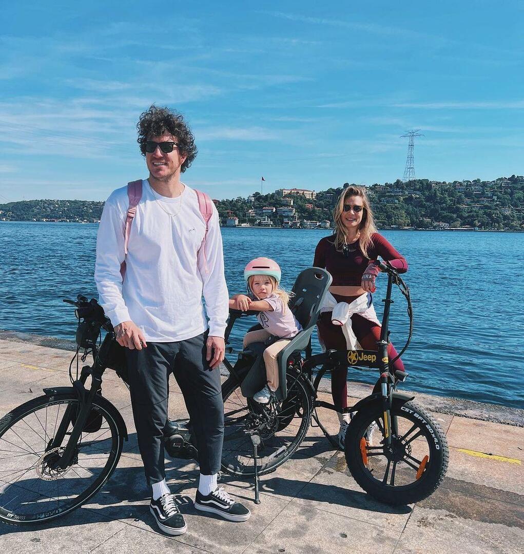 Radosť z bicyklovania od Müge Boz a jej manžela Canera Erdeniza!