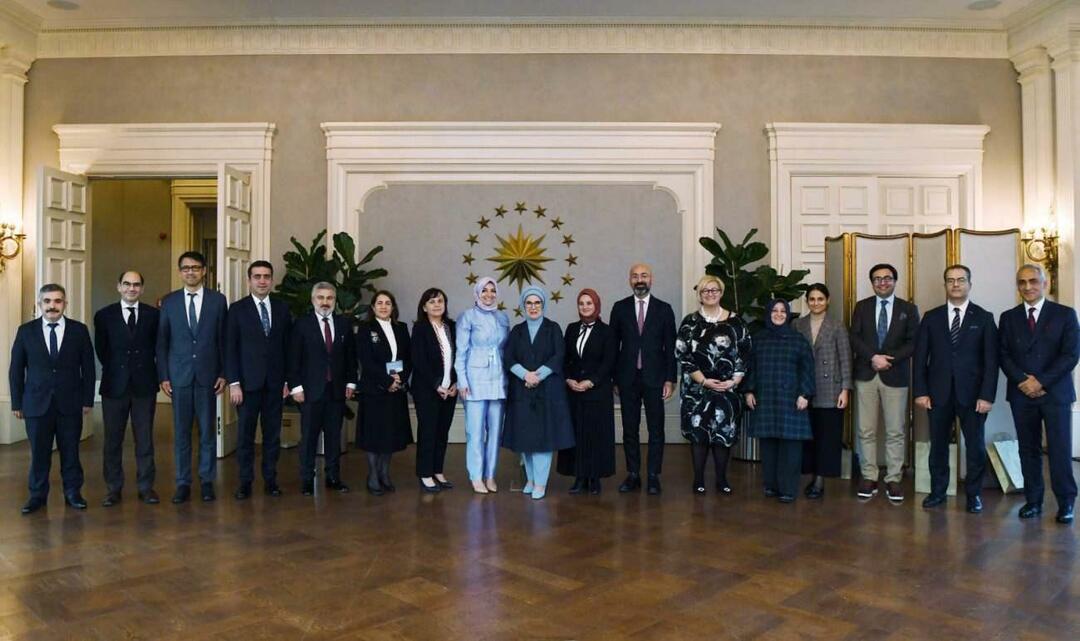 Emine Erdoğan sa stretla s novovymenovanými členmi správnej rady Afrického kultúrneho domu