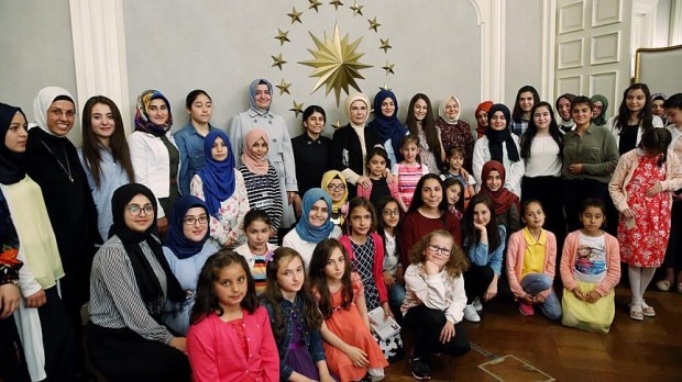 Na výzvu prvej dámy Erdoğanovej prijalo opatrenie 8 detí!