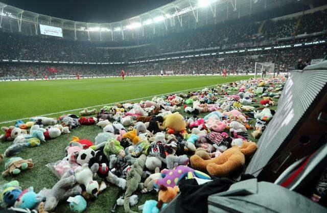 Hračky hodené v zápase Beşiktaş