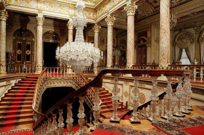 Scény z paláca Dolmabahce