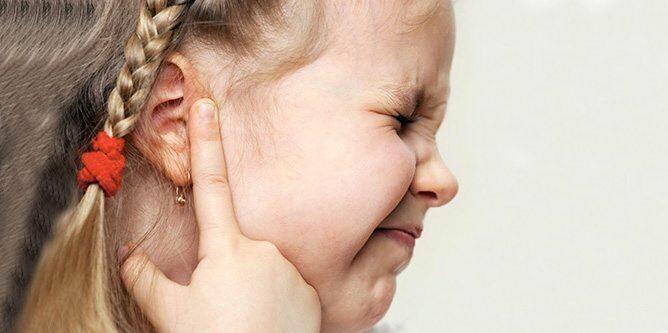 Aké sú príznaky zápalu stredného ucha?