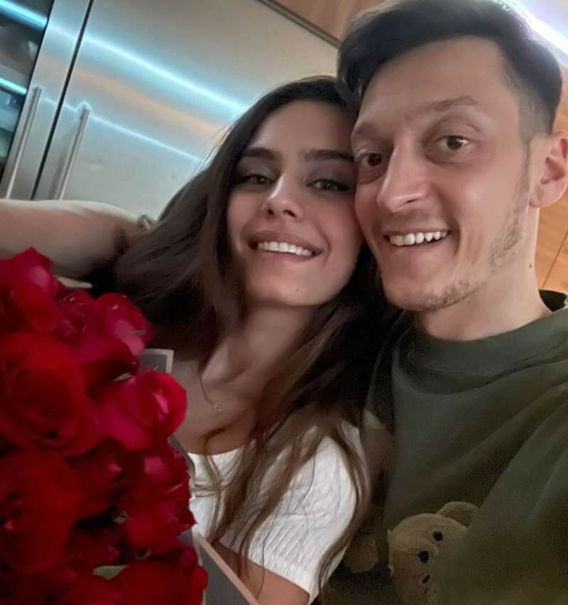 Romantický odkaz od Mesuta Özila jeho manželke Amine Gülşe: „Pretože ste stále so mnou ...“