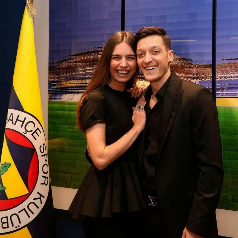 Amine Gülşe oslávila deň svojho manžela Mesuta Özila