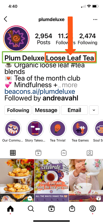 príklad profilu Instagramu pre @splumdeluxe, ktorý zobrazuje kľúčové slová „slivkový deluxe“ a „sypaný čaj“ v životopise ich stránky, čo im umožňuje dobre sa zobraziť vo výsledkoch vyhľadávania