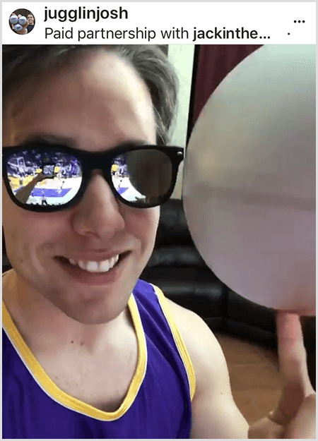 Josh Horton zverejňuje fotografiu pre kampaň s Jackom v boxe a LA Lakers. Josh nosí zrkadlové slnečné okuliare a lakerský dres a pri otáčaní lopty sa usmieva do kamery.