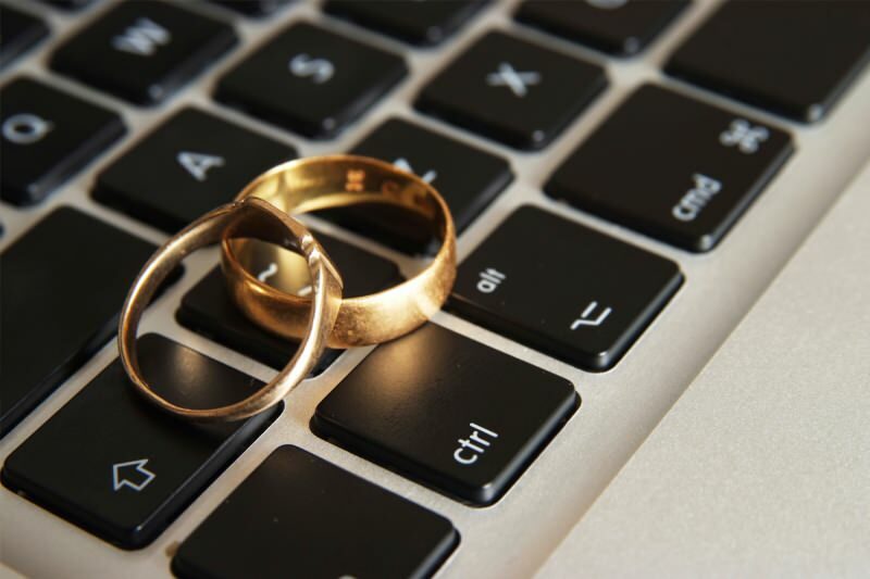 Je internetové manželstvo dovolené? Vydávať sa online stretnutím