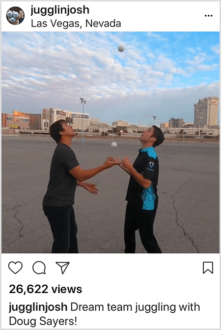 Josh Horton Instagramová fotografia spolupráce s Dougom Sayersom. V hornej časti príspevku sa nachádza fotografia v Las Vegas v Nevade. Dvaja bieli muži stoja na prázdnom pozemku oproti sebe a pozerajú sa na lopty, ktoré žonglujú.