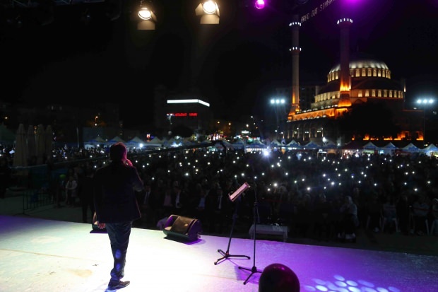 Bosniansky umelec Zeyd Şoto a Eşref Ziya Terzi koncertovali v Bağcılare 