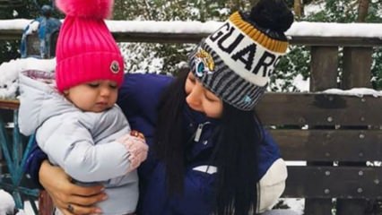 Özlem Ada Şahin a Aryina snežná zábava