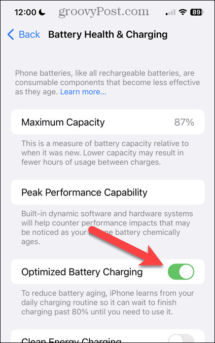 Povoľte alebo zakážte optimalizované nabíjanie batérie na obrazovke iPhone Battery Health & Charging