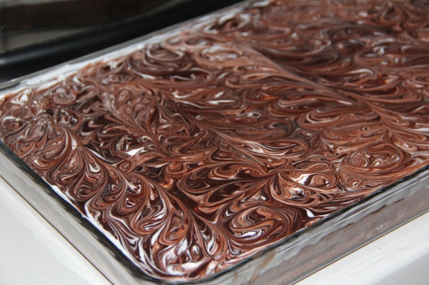 Ako vyrobiť najjednoduchší plačúci koláč? Recept na plačúci koláč s lahodnou čokoládovou omáčkou