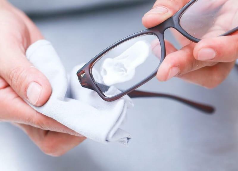 ako odstrániť škrabance na okuliaroch