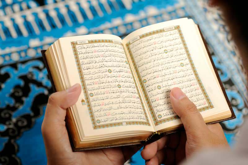 Ako by sa mal čítať Korán? Aké sú prednosti čítania Koránu?