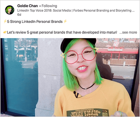Toto je snímka obrazovky, v ktorej Goldie Chan zdieľa video so zreteľným prístupom. Text nad videom hovorí: „5 silných osobných značiek LinkedIn. Poďme preskúmať 5 skvelých osobných značiek, ktoré sa vyvinuli do vyzretia.. pozrieť viac". Na videu sa Goldie objavuje od hrude nahor. Je to ázijská žena so zelenými vlasmi. Má na sebe make-up, čierny náhrdelník s obojkom a žltú košeľu. Vďaka videofiltru to vyzerá, akoby mala červené okuliare nakreslené značkou.