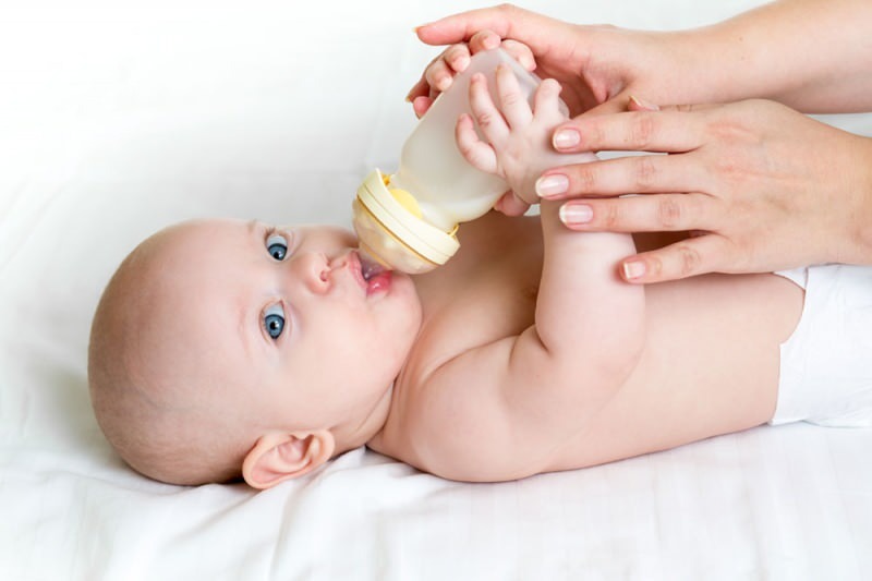 Použitie fľaše na kŕmenie novorodenca