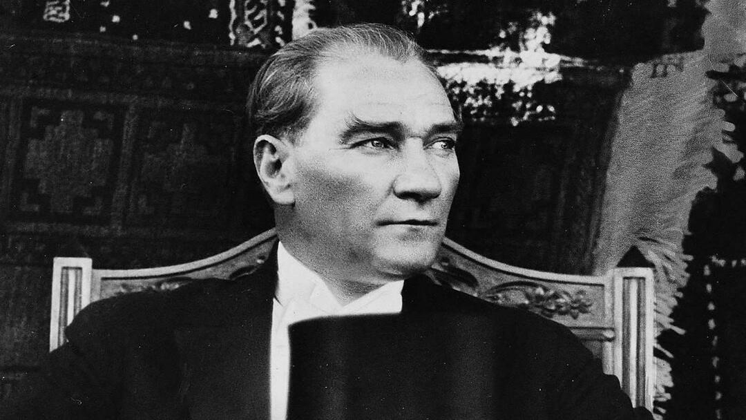 Mustafa Kemal Ataturk čierne a biele štvorce