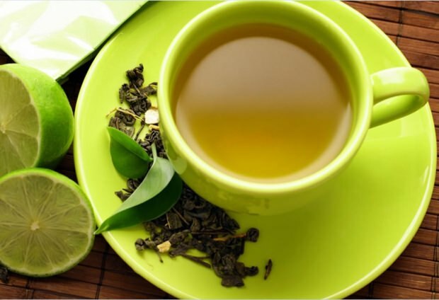 Ľahko oslabená zmes zeleného čaju a minerálnej vody